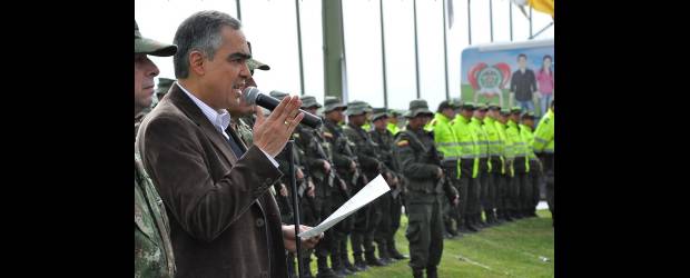 Carreteras, más seguras para viajeros | Ministerio De Defensa | El ministro de Defensa, Rodrigo Rivera, presentó ayer el nuevo plan de seguridad en los principales ejes viales del país.