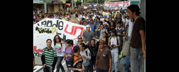 Pasos por Salud y Educación | Róbinson Sáenz | La manifestación de ayer en Medellín transcurrió con tranquilidad. Un grupo de encapuchados pintó con aerosol algunas estructuras en el recorrido.
