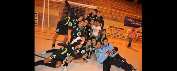 Son más las sonrisas que las tristezas en el futsal antioqueño | Cortesía La Patria, Anserma-Caldas | Los jugadores antioqueños salieron en carro de bomberos del coliseo de Anserma por su título. Segundo fue Valle, tercero Tolima y cuarto Bogotá.