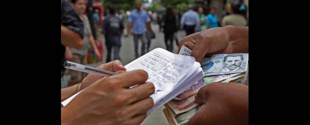 Huevos y arepas, negocio de los combos | EL COLOMBIANO | Datos suministrados por Fenalco, apuntan a que los negocios pagan semanalmente entre 30.000 y 40.000 mil pesos a los grupos delincuenciales.