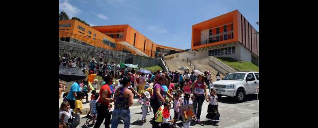 Medellín busca empleo y honradez | Jaime Pérez | La Institución Educativa de Robledo Aures, inaugurada recientemente por la Administración, es uno de los proyectos más ambiciosos en el tema de educación ya que, además de colegio, tiene un jardín infantil. Los ciudadanos valoran la inversión en educación como uno de los logros de esta administración.