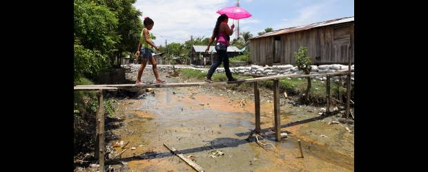Trámites enredan la reconstrucción | Manuel Saldarriaga, Nechí | La Alcaldía de Nechí viene adelantando labores de canalización en el caño Las Palmas y en otros de la cabecera municipal, para que las inundaciones en temporada de lluvias no afecten tanto a la población.