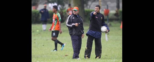 Envigado respeta al nuevo entrenador americano | Hernán Vanegas | Pedro Sarmiento, quien comparte espacio con su asistente Juan Carlos Álvarez, respeta al nuevo entrenador del América de Cali, Wilson Piedrahíta, todavía un desconocido para la afición colombiana, y que se preparó en España.