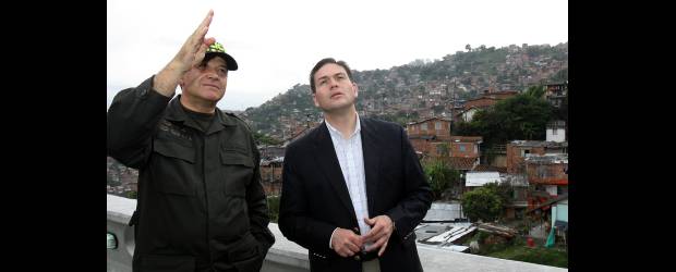 Mindefensa tiene reto en Medellín: Alcalde | Hernán Vanegas | Durante la entrega del CAI en el barrio El Salado, el director de la Policía, general Óscar Naranjo, le mostró al nuevo ministro de Defensa, Juan Carlos Pinzón, la inversión en seguridad e infraestructura urbana para beneficio de los habitantes, como las escaleras que se construyen en la comuna 13.