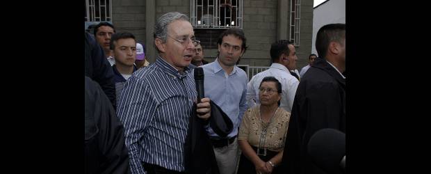 Uribe, alto consejero de seguridad de Medellín | Cortesia | El expresidente Álvaro Uribe visitó la Comuna 13 en donde escuchó la propuesta de seguridad del candidato de la U, a la Alcaldía, Federico Gutiérrez.