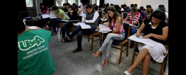 Por la U. de A. pasaron 28.000 esperanzas | Jaime Pérez | Para 4.655 cupos que ofrece la Universidad de Antioquia, se presentaron ayer 28.000 aspirantes al examen de admisión, la jornada continúa hoy, faltan 14.000 personas en la ciudad y 3.000 en las regiones. La jornada no tuvo novedades, pues el Alma Máter dispuso de una amplia logística para atender la masiva asistencia.