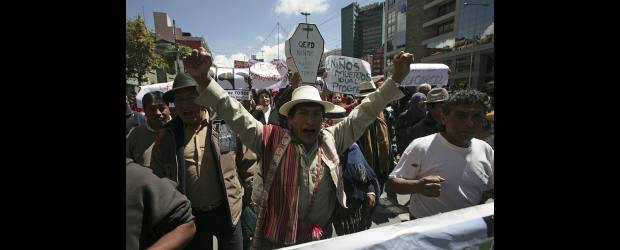 Morales cedió ante protesta indígena | Reuters - Bolivia | La legislación boliviana, a través del Decreto 22610 de septiembre de 1990, reconoce la reserva natural Tipnis como "asentamiento ancestral de los pueblos Mojeño, Yuracaré y Chimán, como espacio socioeconómico para su desarrollo". Miembros de dichos grupos indígenas temen perder sus hogares por el proyecto.