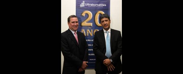 Ultrabursátiles refuerza mercado | Edwin Bustamante | A la izquierda Ricardo Arango García, presidente de Ultrabursátiles, acompañado por el vicepresidente Regional de la firma, Carlos Andrés Daza.
