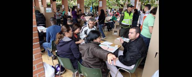 Elecciones seguras en el sur del Valle de Aburrá | Manuel Saldarriaga | La Policía, muy presente en la Institución Educativa Fernando González, de Envigado, en donde 33.255 personas estaban habilitadas para votar.