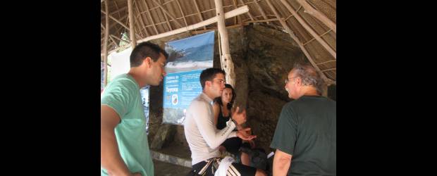 Ecoral: jardinera del mar, al rescate de los corales | Cortesía | En la foto, dos de los jóvenes emprendedores, Federico Botero -centro- y Ramiro Lozano, con el profesor Baruch Rankevich, del Instituto de Investigaciones Marinas y Costeras José Benito Vives, que ha acompañado el proyecto. Si el ritmo de destrucción continúa, en 30 años se habrá perdido el 60% de los corales.
