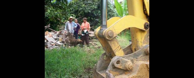 Lágrimas y niños no frenaron la fuerza de la ley | Gustavo Ospina Zapata | Parados en las ruinas de lo que fue su casa durante 18 años, José Vidal y Ángela Muñoz se tragaron la amargura de la impotencia ante el desalojo.