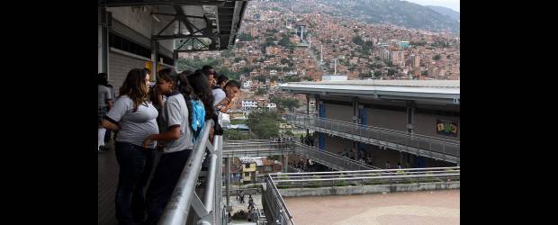 Un colegio que tiene todos los colores | Julio César Herrera | La Institución Educativa Presbítero Antonio José Bernal Londoño atiende a 2.350 estudiantes en dos jornadas y dos sedes, uno de sus mayores retos, es que los muchachos vienen de diferentes barrios de la parte norte de la ciudad.