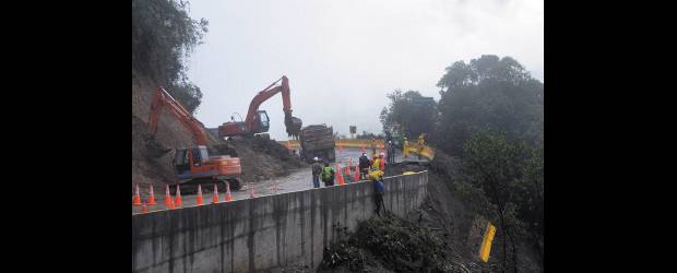 Abren indagación preliminar a Cardona | Colprensa | Para garantizar la continuidad de las obras, el ministro permanecerá en la zona de La Línea, al menos hasta que se dé paso provisional controlado para todo tipo de vehículos. Los trabajos se realizan en medio de condiciones difíciles.
