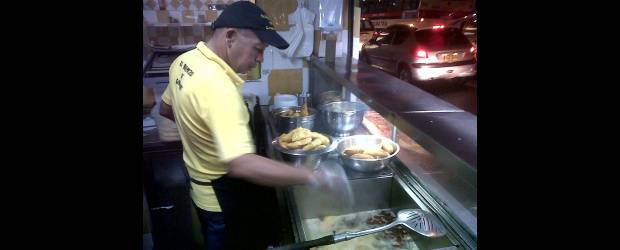 Empanadas, las reinas del toque secreto | Diego Agudelo Gómez | En Girardot, entre La Playa y Maracaibo, El Arepazo de Girardot vende empanadas famosas por su relleno de pollo. Un guacamole picante especial es el ingrediente que las convierte en manjares únicos.