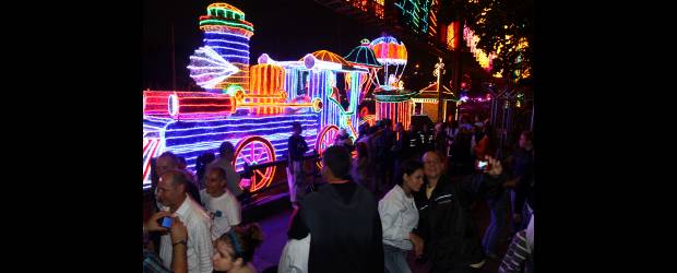 Alumbrado navideño, en el Top 10 del mundo | Edwin Bustamante | En las principales avenidas del Centro, como La Playa y la Oriental, también se pusieron motivos que aluden a la quebrada Santa Elena, que corre bajo el pavimento de la primera arteria. Esta imagen que evoca el viejo tranvía que sirvió a un sector del Oriente de la ciudad, está en el corredor del río Medellín.