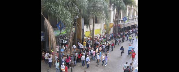 Desplazados y víctimas comparten largas filas | Santiago Olivares Tobón | La congestión para el cobro de las ayudas del Gobierno a población desplazada y víctimas de la violencia ha sido notable en los últimos días.