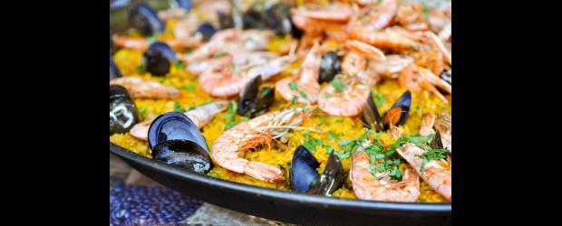 Santa Elena, la ibérica | Archivo | El menú es paella con mariscos, un plato que remite a la península ibérica.