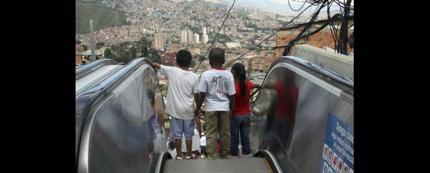 Por escaleras de la 13 se paseó rumor de extorsión | Hernán Vanegas | Decenas de niños que viven en La Independencia y el 20 de Julio son por ahora los usuarios más frecuentes de las escaleras eléctricas, que operan tres horas al día. Su aprendizaje sobre cómo utlizarlas está acompañado por gestores pedagógicos durante el tiempo limitado que permanecen en funcionamiento.