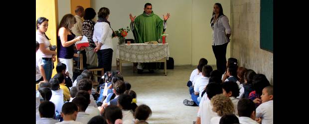 Aquí no asustan ni las matemáticas | Jaime Pérez | Aunque los estudiantes de primaria de la institución educativa Tulio Ospina dicen que no le temen a los fantasmas y no creen que en el colegio asusten, se regocijaron porque un sacerdote hizo presencia en el plantel para santificarlo por medio de una eucaristía.