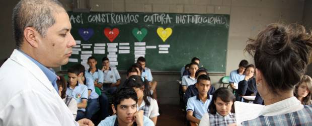 El profesor Norberto le da sentido a la lectura y a la escritura | Róbinson Sáenz | El profesor selecciona los mejores trabajos para ser publicados en el libro Los estudiantes escriben con sentido.