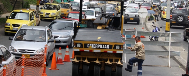 Un mes de congestión se verá en la Avenida El Poblado por pavimentación | Donaldo Zuluaga | Este martes comenzaron las labores de parcheo en la Avenida El Poblado.