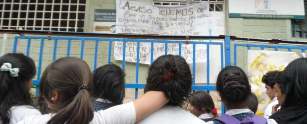 En la IE José María Vélaz solo esperan una firma | Daniel Rivera | Los estudiantes de la Institución se quejan por el estado en que está el plantel, necesita intervención de la Alcaldía.