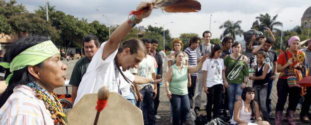 Minambiente interviene en tala de Bahía Solano | Edwin Bustamante | El 30 de abril hubo protestas en varias ciudades por la tala selectiva. En Medellín (foto) se cumplió en el Parque San Antonio. Ciudadanos crearon un grupo en Facebook como rechazo, que ha venido en continuo crecimiento.