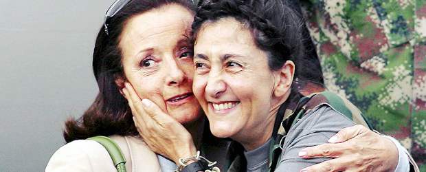 Íngrid: ni conciliación ni filantropía | Ap, Archivo | Yolanda Pulecio, madre de Íngrid Betancourt, minutos después de que ésta fuera liberada por el Ejército, en julio de 2008.