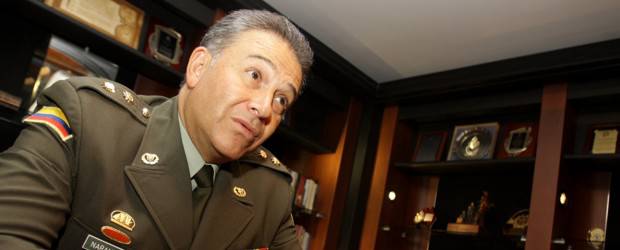 Naranjo es el mejor policía del mundo | Andrés Torres, Colprensa-Bogotá | El general Oscar Adolfo Naranjo Trujillo es director de la Policía Nacional desde mayo de 2007. Es una persona con una gran preparación en tareas de inteligencia que, en años recientes, han ayudado en los grandes golpes.