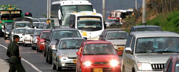 El festivo pondrá 3 millones de carros en las vías | Archivo | Aunque hay instalados 130 radares para controlar el tránsito, la Policía de Carreteras llamó a los viajeros a la autorregulación para no exceder la velocidad, no adelantar en curva y respetar, en general, las señales de tránsito.