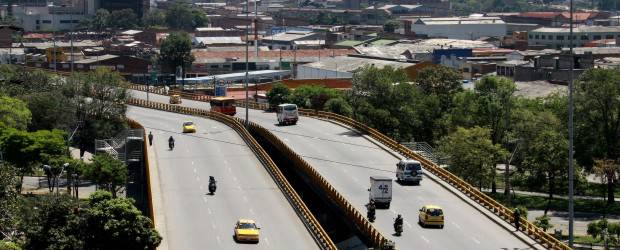 Antioqueños acogieron Día sin carro | Donaldo Zuluaga | Si en las vías céntricas de Medellín, se observó alta presencia de vehículos de servicio público, en otras la ausencia de autos fue notoria.