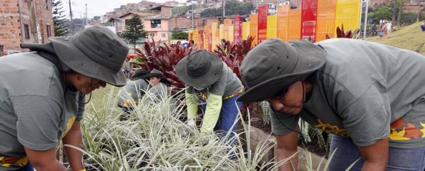 Alcalde revisó obras de paisajismo en Moravia | Jaime Pérez | Al fondo, se observan las láminas de protección del morro y jardineras.