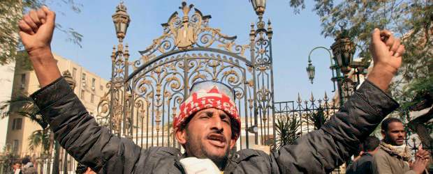 Murió un manifestante tras nuevos disturbios en Egipto | Reuters | La Policía egipcia pidió disculpas por la muerte de un manifestante registrada este sábado durante una protesta frente a la sede del Consejo de Ministros y dijo que se trató de un error de uno de los camiones policiales que pasaban por la zona.