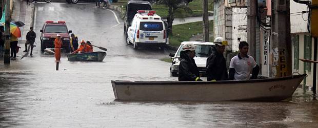 Inundaciones se agravan en Rionegro | Julio César Herrera | Ante el nivel de la inundación, muchos de los habitantes de los barrios afectados han tenido que recurrir a sacar la mayor parte de sus enseres en canoas y lanchas improvisadas. Otros permanecen en las viviendas y locales buscando impedir que el agua que corre por las calles entre a las viviendas.