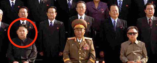 Kim Jong-un, nuevo líder norcoreano, prescinde de los aliados de su padre | Kim Jong-un es el máximo líder de Corea del Norte. En esta foto histórica aparece al lado de su padre.