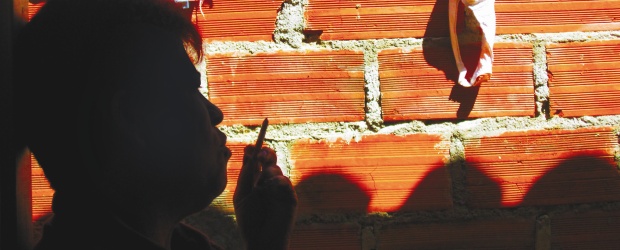 La "cucha" del hijo calavera | Carolina Calle | La Negra sabe que la muerte de su hijo está anunciada y es tan inminente que del desespero recurrió a una curandera del barrio para que lo rezara y desviara las ráfagas de balas que sus enemigos le dispararan. A medialuz y rodeado de cuchillos en forma de cruces, repitió varios conjuros "para cerrarle el cuerpo" y librarlo de atentados.