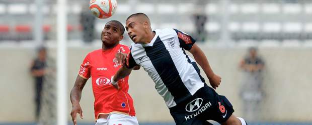 Juan Áurich, de Diego Umaña, ganó el título del fútbol peruano | Reuters | Juan Áurich, de uniforme rojo, se quedó con el título del fútbol peruano.