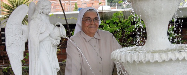 Unión y fe cristiana, pilares en la vida del Padre Calixto | Fotos Hernán Vanegas | Las distancias físicas nunca fueron barreras entre los hermanos Vélez Vásquez. Hoy, desde la serenidad del convento Santa María de los Ángeles, la Hermana María recuerda al Padre Gustavo Vélez, más conocido como Calixto, desde las travesuras de la infancia hasta la prolífica obra poética que empezó de niño.