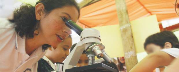 Desde Medellín gradúan a bachilleres I | Archivo | Cada colegio del BI debe abonar una tasa anual. Las pruebas para aplicar al título tienen costo. Gloria McDowell explicó que el dinero se invierte en la capacitación del personal de los planteles. En el Gimnasio Los Alcázares se realizó esta semana un encuentro latinoamericano del BI, con cerca de 300 participantes.