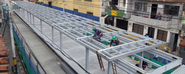 De estaciones y su toque elegante | Hernán Vanegas | La carrera 45, en Manrique, ya exhibe el amoblamiento del corredor del metroplús con el montaje de las estaciones que servirán a los habitantes de este populoso sector del Oriente de Medellín. La que se observa está localizada en la 45 con la calle 86, frente al Instituto Vicarial.