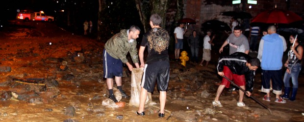 La Seca desveló a El Trianón | Julio César Herrera | La corriente en las calle 46E Sur, del barrio El Trianón, de Envigado, fue muy fuerte.