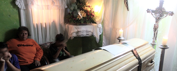 Sepelio colectivo aún no se define | Robinson Sáenz, Enviado Especial Amaga | John Franco Puerta, una víctima, era velado anoche por sus familiares.