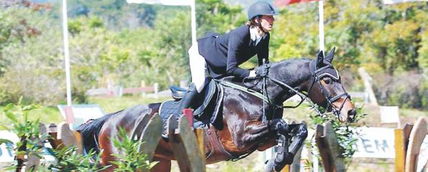 Santiago Díaz vive el ecuestre ocho horas diarias | Cortesía Fedecuestre | Santiago Díaz se convirtió en el nuevo campeón mundial del Fei Jumping Challenge. Le entregó al país, por primera vez, esta medalla, después de vencer a los 16 mejores jinetes del mundo que se reunieron en Guatemala. El próximo evento se cumplirá en el 2011 en Alemania.