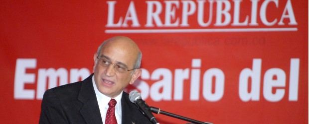 Colombia, óptimo para invertir: Efromovich | Colprensa-La República | El Presidente de la República, Álvaro Uribe Vélez, le entregó el premio Empresario del Año, del diario La República, al presidente del Grupo Sinergy, Germán Efromovich, quien destacó los avances de la seguridad democrática.
