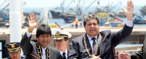 Perú ratificó salida a mar de Bolivia | Ruben Grandez, Ap - Ilo, Perú | Perú consideró injusto que Bolivia no tenga una salida al mar, y le renovó ayer su ofrecimiento de una franja de costa en la ciudad sureña de Ilo para el desarrollo de actividades económicas, que espera permita al país vecino recuperar su cualidad marítima. El ofrecimiento quedó plasmado en el Acta de Ilo.