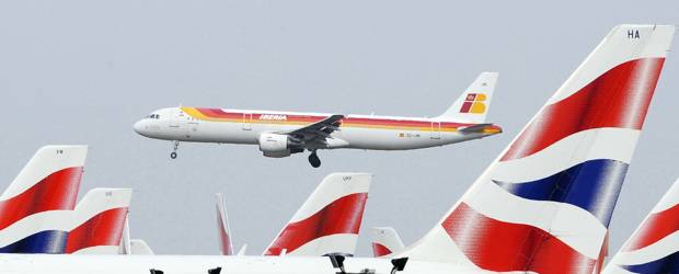 Accionistas de British Airways aprueban la fusión con Iberia | Reuters | La unión dará lugar a la tercera mayor aerolínea del mundo por nivel de ingresos.