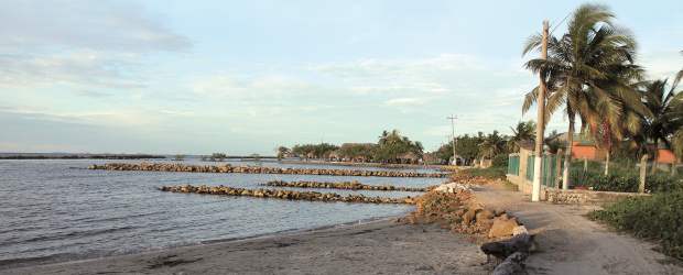 El mar estrecha su cerco sobre Coveñas | Henry Agudelo | La calle de la playa se perdió en el extremo norte antes de La Caimanera. Hacia Puntepiedra está amenazada. La erosión, producto de la acción antrópica y el cambio climático, es notoria en todo el golfo de Morrosquillo. Urge actuar.