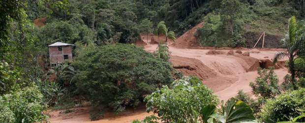 A Gustavo y sus cuatro hijos los cubrió el lodo | Colprensa, Cali | El deslizamiento que dejó dos muertos, cinco desaparecidos y tres viviendas destruidas se presentó en el sitio Peñaslisas, cerca a Bendiciones donde hace seis años murieron más de 40 personas y 200 viviendas quedaron destruidas.