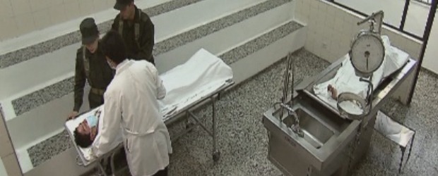 Milagros Rendón reconoce el cuerpo de su hermano | Cortesía Canal RCN | Milagros Rendón reconoce el cuerpo de su hermano