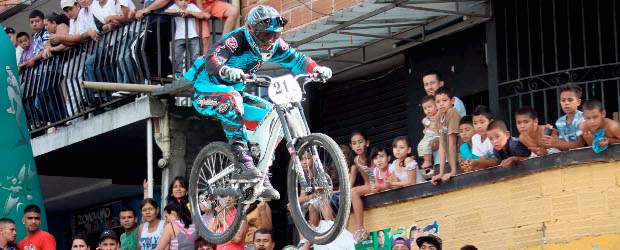 A puro vértigo fue el descenso del downhill | Hernán Vanegas | El downhill urbano fue todo un espectáculo.